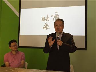 Acer founder Stan Shih (right)
