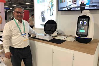 Robocare+managing+director+SH+Ahn+poses+with+BOMY+I+%28left%29+and+BOMY+II