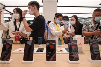 Huawei said to cut component orders for new smartphones by 30%