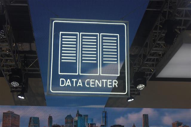 photo of China Internet service providers mull switching to US cloud  platforms image