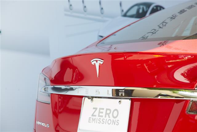 photo of Tesla expected to sell 800,000 EVs in 2021 image